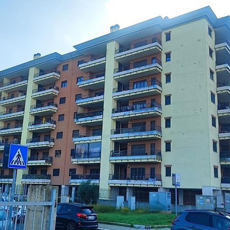 Love Home Apartament Near The Airport フィウミチーノ エクステリア 写真