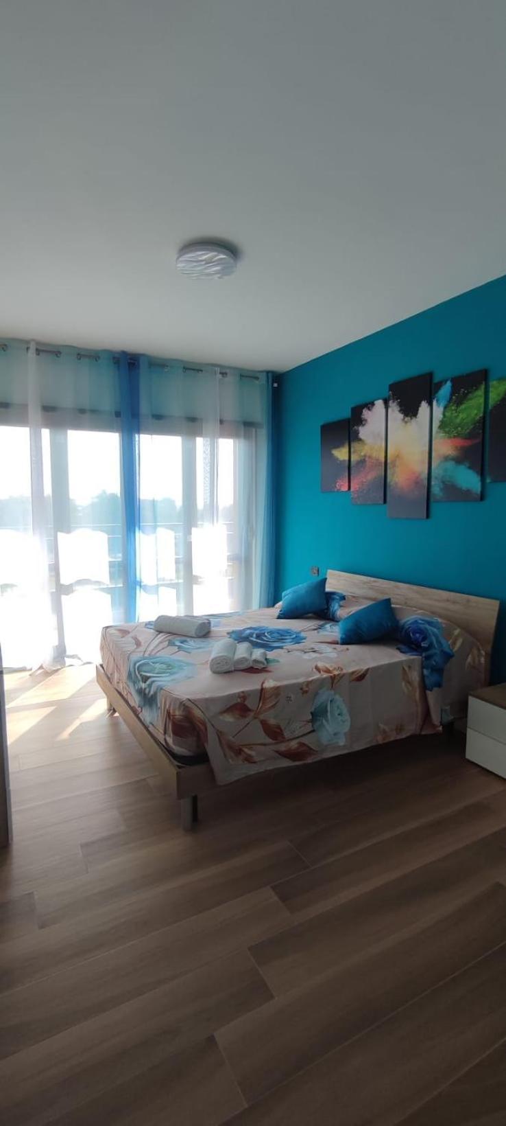 Love Home Apartament Near The Airport フィウミチーノ エクステリア 写真